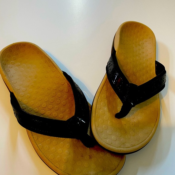 Vionic Shoes - Vionic pat and leather sandals